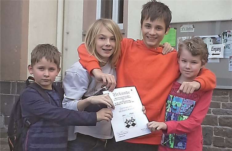 Sichtlich zufrieden waren die junge Schachspieler des Gymnasiums Mülheim-Kärlich über ihren Erfolg beim Bezirksentscheid zur Deutschen Schulschachmeisterschaft in Koblenz. privat