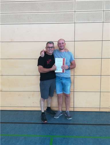 Sichtlich zufrieden zeigte sich Vereinstrainer Andreas Müller gemeinsam mit Markus Hoffmann (re.) zur bestandenen Prüfung.  Foto: privat