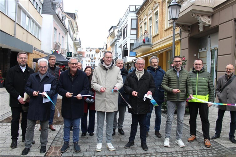 Sichtliche Freude bei allen Beteiligten: die Bad Neuenahrer Poststraße ist wieder da! Fotos: DU