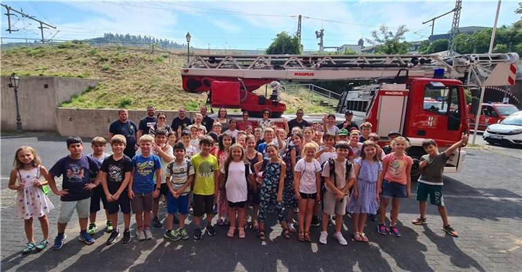 Sie Drittklässler der Grundschule Cochem bei der Freiwilligen Feuerwehr Cochem. Foto: privat