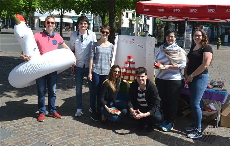 Sie Jusos Rhein-Sieg mit ihrem Stand auf dem Siegburger Marktplatz.privat