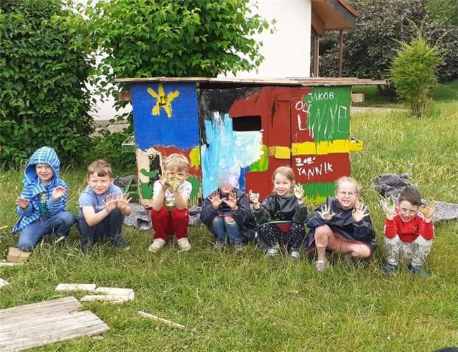 Sie Projektgruppe, die sich dem Thema „Holz“ ganz praktisch näherte, baute als großen Abschluss gemeinsam ein neues Spielhaus auf dem Außengelände der Kita.Quelle: Kita Chateau-Renault