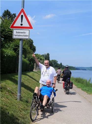 Sie ärgern sich über den schlechten Radweg, denn „Schlaglöcher und Bodenwellen sind keine gute Visitenkarte“, so Ulrich van Bebber (rechts) und Dirk Herminghaus von der FDP. privat