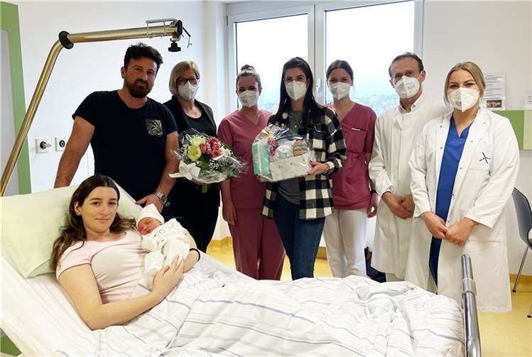 Sie alle freuen sich mit Familie Balaj über den kleinen Haris (v. l.): Pflegedienstleiterin Jennifer Mohr, Hebamme Anna Baumeister, Bereichsleiterin Svenja Elzer, Gesundheits- und Krankenschwester Celine Kasper, Chefarzt Dr. med. univ. Senad Habibovic sowie Assistenzärztin Zorana Milic.  Foto: GKM