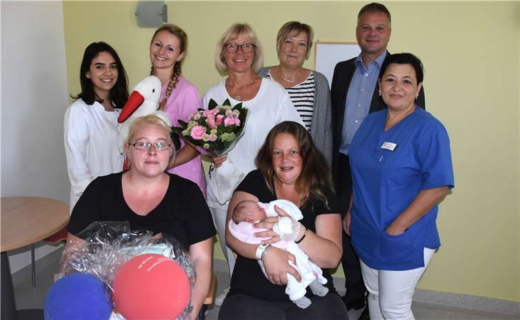 Sie alle freuen sich über die 500. Geburt in Mayen (von links): Turana Hasanova, (Assistenzärztin), Ramona Schumacher (Milas Patentante), Michelle Angerer (Hebamme), Renate Bell (Kinderkrankenschwester), Mechthild Annen (Pflegedirektorin), Tanja Becker mit Mila, Georg Kohl (Geschäftsführender Direktor) und Khilola Rakhmatova (Oberärztin). Foto: privat