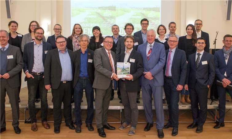 Sie alle hatten gemeinsam am Projekt EnAHRgie mitgewirkt und waren bei der Abschlussveranstaltung im Rathaus Bad Neuenahr mit von der Partie.Jost