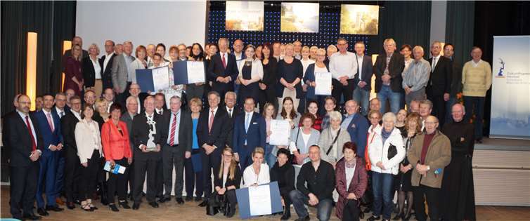 Sie alle sind die Sieger des Wettbewerbs um den Zukunftspreis Heimat der Volksbank Rhein Ahr Eifel eG. Fotos: SOT