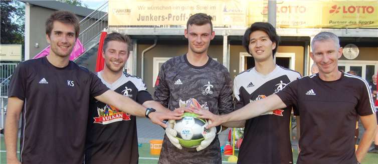 Sie alle sind guter Dinge (von links): Trainer Kodai Stalph, die drei Neuzugänge Philipp Franzen, Robin Rohr und Takahiro Hidaka sowie Co-Trainer Bernd Pauly.Fotos: SK
