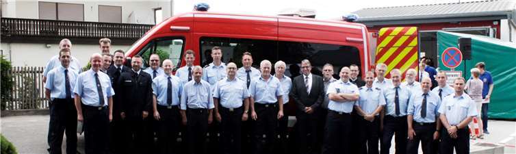 Sie alle sind stolz auf das neue Fahrzeug: Zur so genannten Führungsgruppe gehören die Feuerwehrleute, die im Falle eines größeren Einsatzes den neuen ELW zur Koordinierung von Aufgaben und Personal nutzen. privat