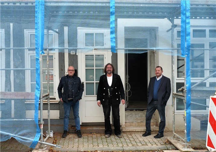 Sie arbeiten im Team an der Sanierung der beiden Fachwerkhäuser im Steinweg, die das Stadtbild bereichern (von rechts): Bauherr Marc Schwickert, Zimmermann Thomas Becker und Architekt Werner Graf. Fotos: Stadt Montabaur