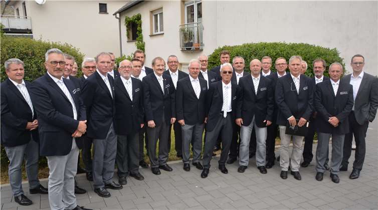 Sie begeisterten am Sonntag wieder ihr Publikum: Sänger des MGV mit Chorleiter Kevin Breitbach (rechts).Fotos: BE