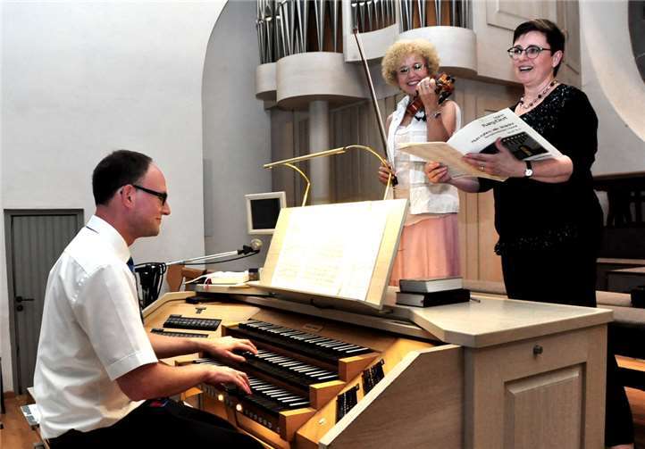 Sie begeisterten mit ihren Beiträgen: Thomas Schnorr (Orgel), Jutta Henrich-Schönhofen (Violine) und Friederike Assion-Bolwin (Sopran). Fotos: BS