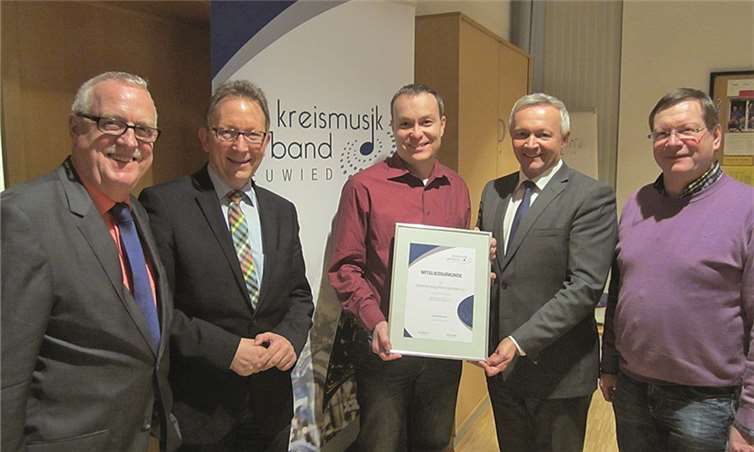 Sie begrüßten gemeinsam den Spielmannszug Kleinmaischeid als neues Mitglied im Kreismusikverband Neuwied (von rechts): Waldbreitbachs Ortsbürgermeister Martin Lerbs, Kreisvorsitzender Achim Hallerbach, Vorstandsmitglied Christoph Buhr, Bundestagsabgeordneter Erwin Rüddel und Landtagsabgeordneter Fredi Winter.privat