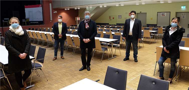 Sie begutachteten die neue Ausstattung des Heimathauses (von links): Yvonne Bösch, Leiterin des städtischen Amts für Immobilienmanagement, Dennis Kerres, im Hauptamt für die zentrale Beschaffungsstelle zuständig, Beigeordneter Ralf Seemann, Servicepartner Jens Becker und Mareike Mayer, Veranstaltungsmanagerin bei der Event Factory Neuwied GmbH.Foto: Stadtverwaltung Neuwied