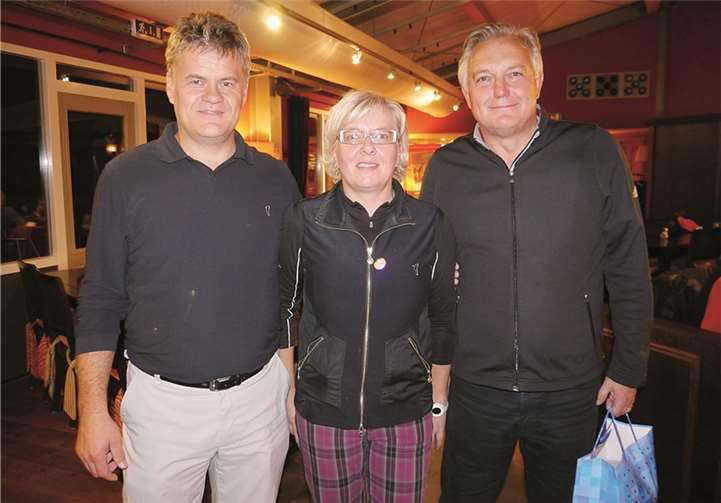 „Sie behielten in der Dunkelheit den besten Durchblick“: das Sieger-Duo Bernhard Wilhelms und Karl-Heinz Andres mit Spielführerin Andrea Dutschke.Privat