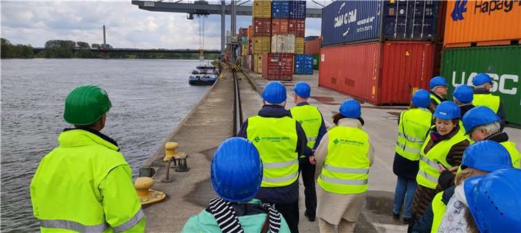 Sie beobachteten das Löschen eines Containers von einem Binnenschiff.