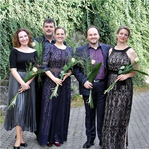 Sie bereicherten den Nachmittag mit ihren wunderbaren Liedern und Klängen am Klavier. Privat