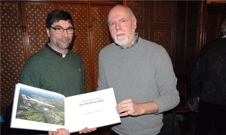 Sie beschreiben das Ahrtal aus einem ganz neuen Blickwinkel: Andreas Schmickler (links) und Dr. Jürgen Haffke. Foto: Denkmalverein