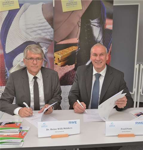 Sie besiegeln die Neuauflage der Kooperation: RWE-Vorstand Dr. Heinz-Willi Mölders und SBR-Präsident Fred Pretz.privat