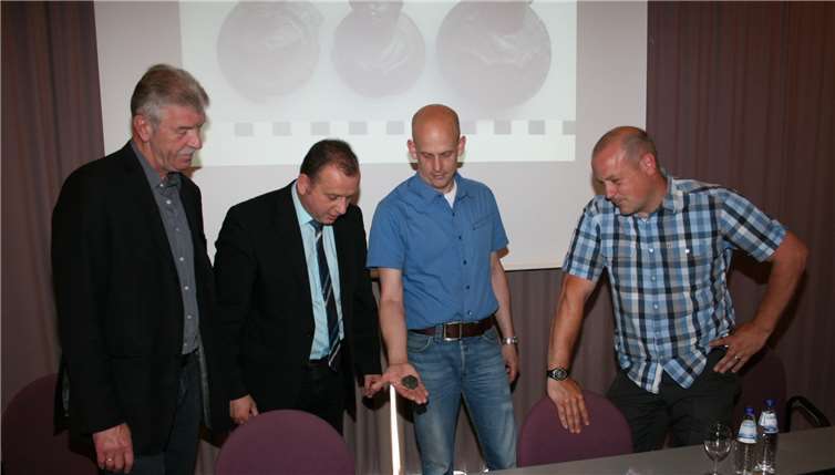 Sie bewundern den „Knaben mit dem eisernen Blick“: (von links) Ortsbürgermeister Rolf Hans (Niederzissen), Bürgermeister Johannes Bell, Grabungsleiter Dr. Peter Henrich und Grabungstechniker Achim Schmidt. WK