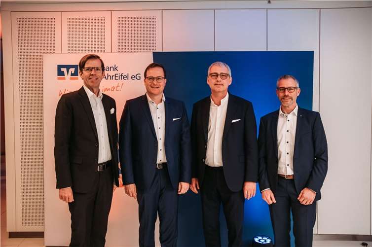 Sie bilden den Vorstand der neuen VR Bank RheinAhrEifel eG mit Sitz in Koblenz: v.li. Michael C. Kuck, Markus Müller, Sascha Monschauer (Vorstandsvorsitzender) und Matthias Herfurth. Foto: Jonas Jankowksy