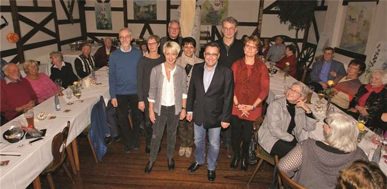 Sie bilden den neu gewählten Vorstand des Kirchenchores Sayn (v.l.): Chorleiter Wolfgang Heinzen, Annette Schneider, Martina Gaida, Karl-Josef Kannengießer, Andrea Oster, Pastor Joachim Fey, Vorsitzender Dietmar Müller und Anke Kern. Kirchenchor Sayn