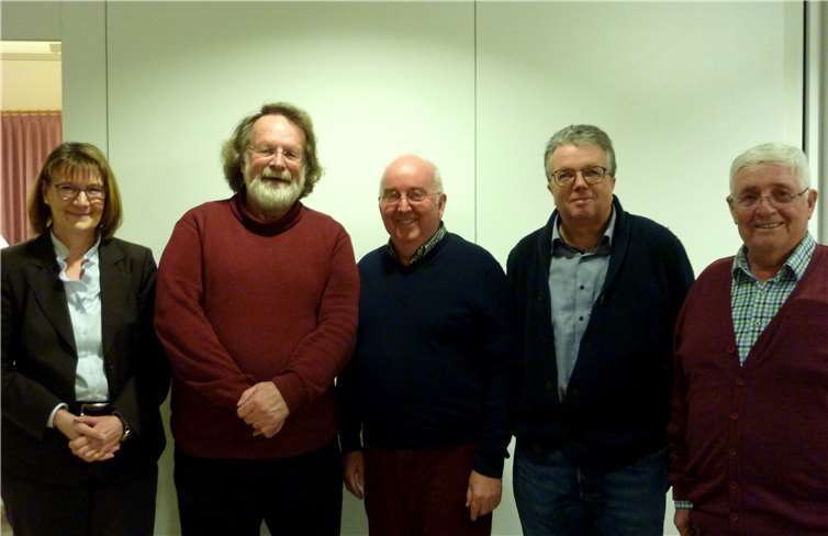 Sie bilden für die nächsten zwei Jahre den Vorstand des Kirchbauvereins Oberbieber: (v.l.): Schriftführerin Martina Sahm, die beiden Vorsitzenden Peter Krumm und Klaus Pinkemeyer und Kassierer Günter Pfefferkorn (g.r.) mit Pfarrer Jochen Trauthig.Hans Hartenfels