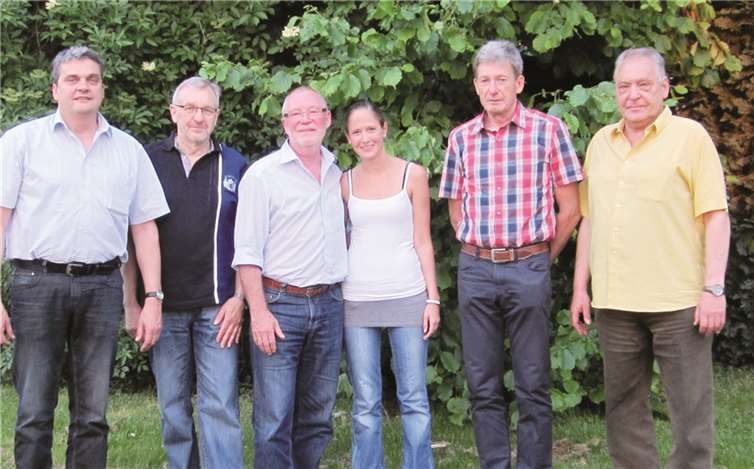 Sie bilden nun den Vorstand des größten Vereins im Aubachdorf, des VfL Oberbieber: (v. l.) Jugendleiter Albin Kohl, Geschäftsführer Bernd Malinowski, Vorsitzender Klaus Rockenfeller und sein Stellvertreter Dieter Stein (ganz rechts). Dazwischen die für 25 Jahre Mitgliedschaft geehrten Maren Dümmler und Martin Möllmeier. Hans Hartenfels