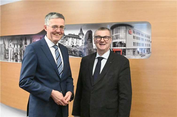 Sie blicken in eine hoffnungsvolle Zukunft (v.l.): Karl-Josef Esch, der Vorstandsvorsitzende der Kreissparkasse Mayen und der Verwaltungsratsvorsitzende Dr. Alexander Saftig.  Foto: SK