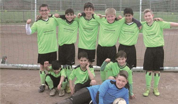 Sie bogen das Spiel gegen Horchheim noch um: stehend v.l. Sebastian Zymelka, James Eylya, Basti Kretz, Lasse Neumann, Emir Han Aydin, Daniel Kramer, knieend: Roberto Eylya, Ibo Aydin, Alexander Schmidt, liegend: Tobi Boczkowski. privat