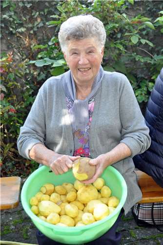 Sie brachte, als junges „Kotteme Mädchen“, 1952 das erste duftende „Kotteme Kröbbelche“ zum Schirmherrn, dem Landtagsabgeordneten, Heinrich Pickel, auf die Bühne – Hildegard May, heute Lung.