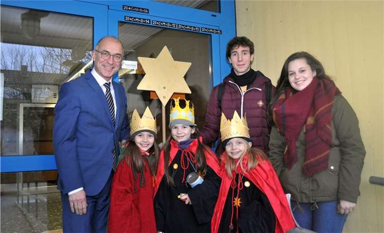 Sie brachten den Segen: Cara, Hannah und Louisa, die drei Sternsingerinnen von St. Johannes der Täufer, mit Bürgermeister Bert Spilles und den Begleitern Hannah Paulig und Johannes Hoer.Stadt Meckenheim