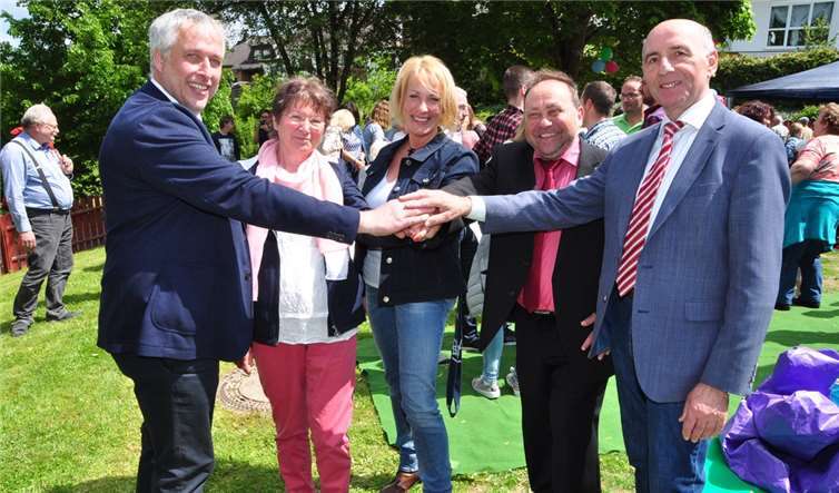 Sie brachten der Leiterin, Petra Lüder (Mitte), herzliche Glückwünsche: v.li.n.re. Ulrich Fassbender, Angelika Diagajete, Alfred Schomisch und Rudi Zenz.