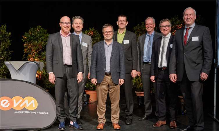 Sie diskutierten über Elektromobilität (von links): Christian Schröder, Dr. Karlheinz Sonnenberg, Michael Schramek, Louis Palmer, Ulrich Elsenberger, Bernd Wieczorek und Bürgermeister Fred Pretz. evm/Brand