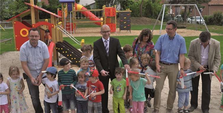 Sie durchtrennten gemeinsam das Absperrband: (V.l.) Thomas Limbach, Bürgermeister Bert Spilles, Elke Schmitz, Jürgen Schwerdtfeger und Klaus Jüngling mit den Kindern der Kita „St. Petrus“.  Stadt Meckenheim