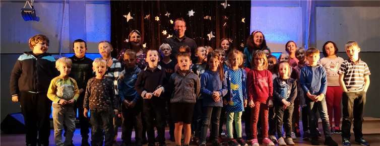 Sie durften nach der Aufführung sogar ein Foto auf der Bühne gemeinsam mit Herrn Pohl, der Vater zweier Kinder der Schule in Kirchwald ist, machen.Foto: privat