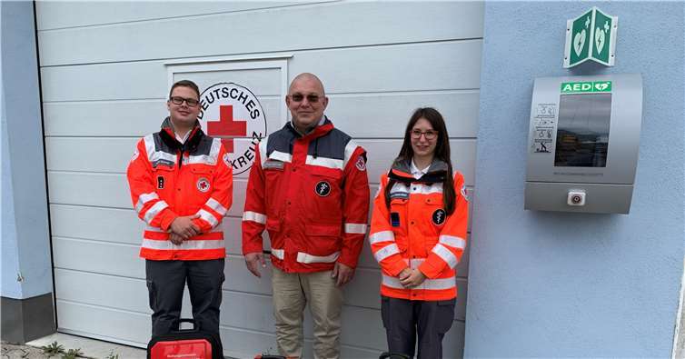 Sie engagieren sich in der First-Responder-Gruppe des DRK-Ortsvereins Treis-Karden (v. li.): Jonas Büchel, Dr. Theodor Kastor und Joice Liesenfeld.Foto: J. Claßen
