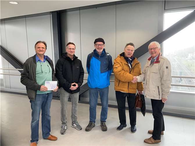 Sie engagieren sich ortsübergreifend, neben den vielen und erfolgreichen Gambrinus-Jünglingen, um die wohl einmalige Brautradition, die unweit der Laacher See Region besonders in diesen Tagen gefeiert wird. (v.l.) Peter Nohles aus Kempenich, Siggi Schüngel aus Mendig, Josef Odenthal aus Nickenich, die zusammen mit Heinz Lempertz (r.) das Wuppertaler Biermuseum besuchten.  Foto: Kulturgemeinschaft Albertinum