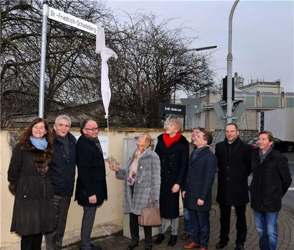 Sie enthüllten das Schild für den in „Dr.-Friedrich-Schadeberg-Straße“ umbenannten Verkehrsweg (v. l.): Petra Schadeberg-Herrmann, Tochter des Namensgebers, Bürgermeister Claus Peitz, Oberbürgermeister Achim Hütten, Helga Schadeberg, Ehefrau des Namensgebers, Marc Ruland, SPD-Fraktionsvorsitzender und Mitglied des Landtags, Martin Hachmeister von der Firma Hachmeister, die Stadtwerke-Geschäftsführer Lars Hörnig und Jan Deuster sowie Egon Schäfer, FWG-Stadtratsfraktion. Stadt Andernach/Maurer