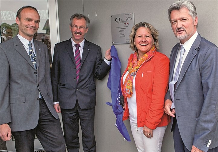 Sie enthüllten die neue Plakette, die den Campus Klein-Altendorf als „Ort des Fortschritts“ kennzeichnet (v.li.): Prof. Dr. Ralf Pude, Prof. Dr. Jürgen Fohrmann, Wissenschaftsministerin Svenja Schulze, Prof. Dr. Peter Stehle.