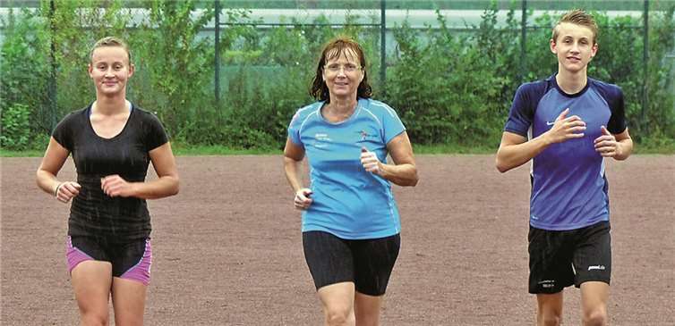 Sie erfüllten die Bedingungen für das Sportabzeichen: Lena, Renate und Leon Reuß. Eduard Brust
