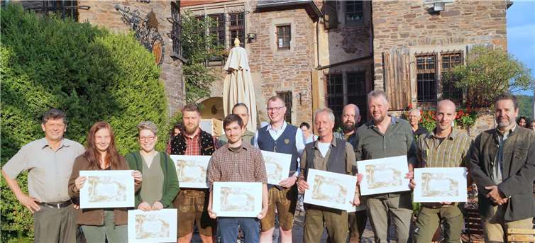 Sie erhielten auf Burg Arras im Beisein ihrer Familien feierlich den Jägerbrief von Kreisjagdmeister Heiko Mades (rechts) und dem Vorsitzenden Franz-Josef Becker (links) ausgehändigt. Fotos: TT