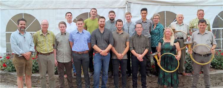 Sie erhielten vom Kreisgruppen-Vorsitzenden Franz-Josef Becker (vorne rechts) auf der Reichsburg Cochem den Jägerschlag. Kreisjagdmeister Heiko Mades (links) und Ausbilder Gerd Tapken (Zweiter von links) gratulierten den Jungjägern 2018 als erste. TT