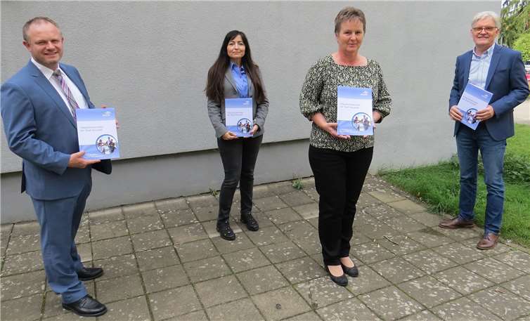 Sie erläuterten den Vertretern der politischen Parteien und der Wohlfahrtsverbände die Aufgaben der Steuerungsgruppe (von links): Oberbürgermeister Jan Einig, die Integrationsbeauftragte Dilorom Jacka, Abteilungsleiterin Regina Berger und Amtsleiter Wolfgang Hartmann. Foto:privat