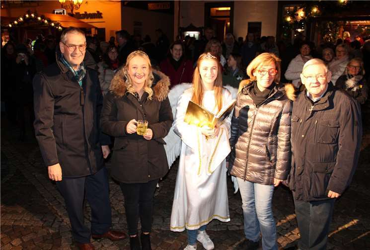 Sie eröffneten den Ahrweiler Weihnachtsmarkt (von links): Ortsvorsteher Peter Diewald, Burgundia Elena Platz, Weihnachtsengelchen Julia Sophie Rösch, Martina Schuch (Vorsitzende Werbegemeinschaft Ahrweiler) und Rudi Frick (Beigeordneter Stadt Bad Neuenahr-Ahrweiler).DU