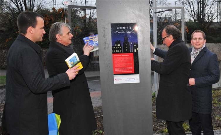 Sie eröffneten den „Offenen Bücherschrank“ am Johannesplatz in Andernach: KSK-Vorstandsmitglied Christoph Weitzel, Bürgermeister Claus Peitz, Oberbürgermeister Achim Hütten und Stadtwerke-Geschäftsführer Lars Hörnig.Stadt Andernach/Maurer