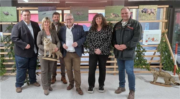 Sie eröffneten die Ausstellung zum Thema „Wildkatze“ in der Treiser Konrad-Adenauer-Schule: (von links) Rektor Eugen Herrmann, Landrätin Anke Beilstein, „Josi“ Becker, Albert Jung, Gaby Lambrich und Ortschef Hans-Josef Bleser.  Fotos: Benedikt Schmitt