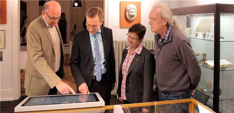 Sie erproben die neue digitale Station beim Sinziger Stadtmodell: Vorsitzender Hardy Rehmann (v. l.) mit Bürgermeister Andreas Geron, Museumsleiterin Agnes Menacher und Achim Gottschalk, verantwortlich für die technische Umsetzung.Fotos: HG