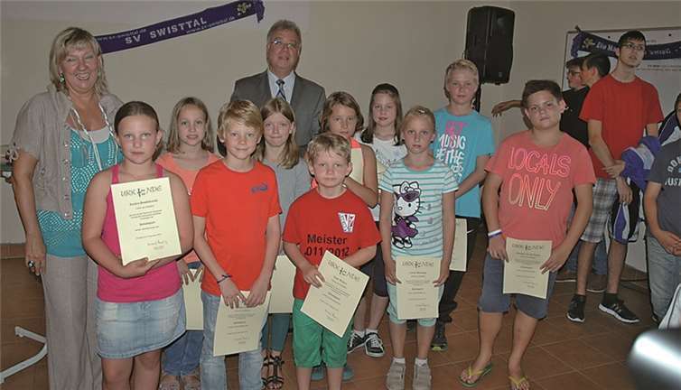 Sie errangen 1. Plätze bei den Bundesjugendspielen - die Schülerinnen und Schüler der Schule am Zehnthof. Die Urkunden überreichte Bürgermeister Eckhard Maack und Ratsfrau Susanne Sicher. Weigert