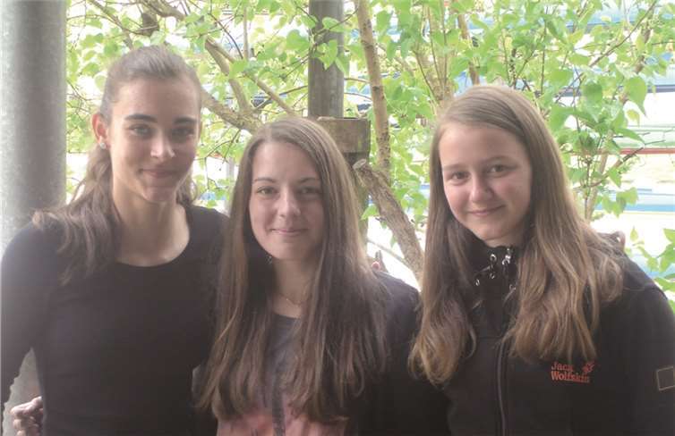 Sie errangen zusammen fünf Siege bei der Oberrheinischen Frühregatta in Mannheim (von links nach rechts): Katharina Nitzsche, Theresa Wiesen und Julia Bischof von der Rudergesellschaft Treis-Karden. privat